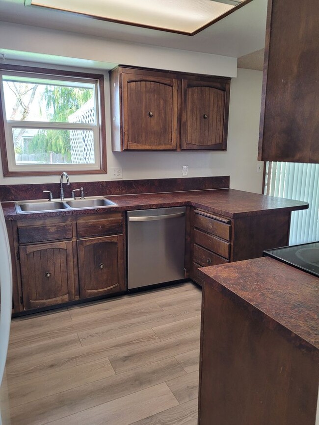 Building Photo - 3 bedrooms 2 bath