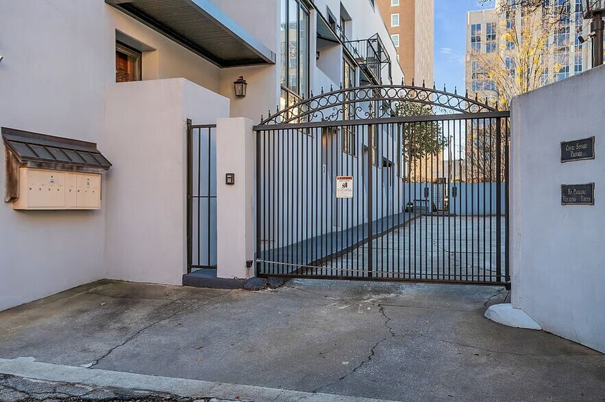 Building Photo - 121 S Main St