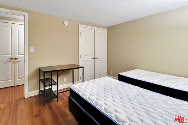 Building Photo - 10982 Roebling Ave