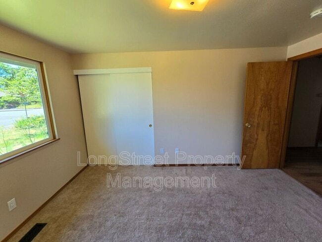 Building Photo - 1495 NW Forestgreen Ave