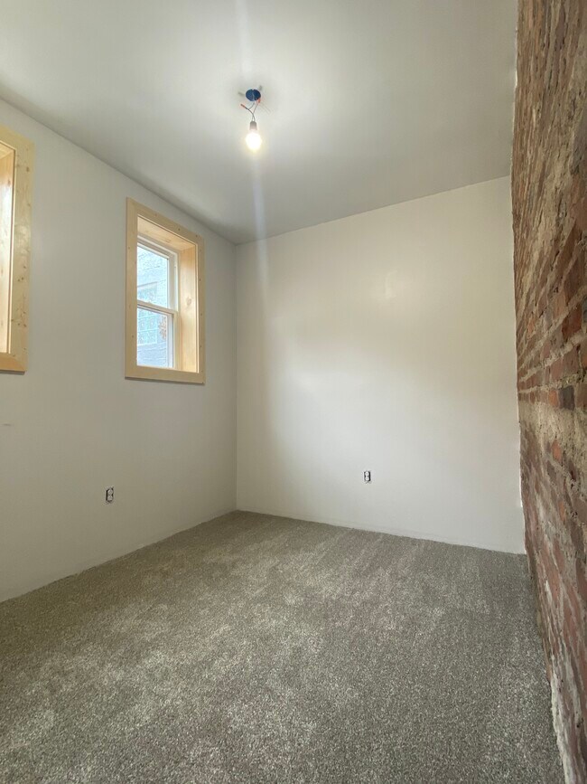 Building Photo - 1318 Sarah St