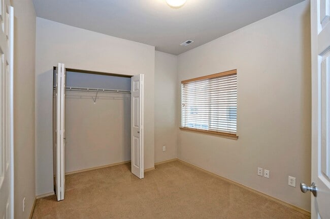 Building Photo - Modern 4 Bedroom, 2.5 Bath Home In Silver Creek w/AC