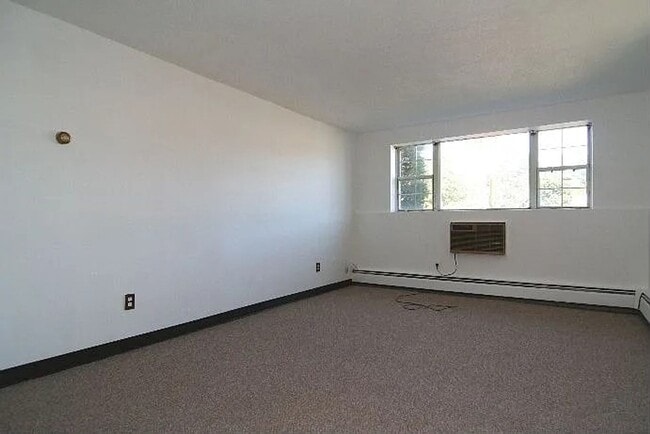 Building Photo - Rent reduced +10% odd 1st Month rent. Updated 1 bedroom condo in ideal North Reading / Andover Rt...