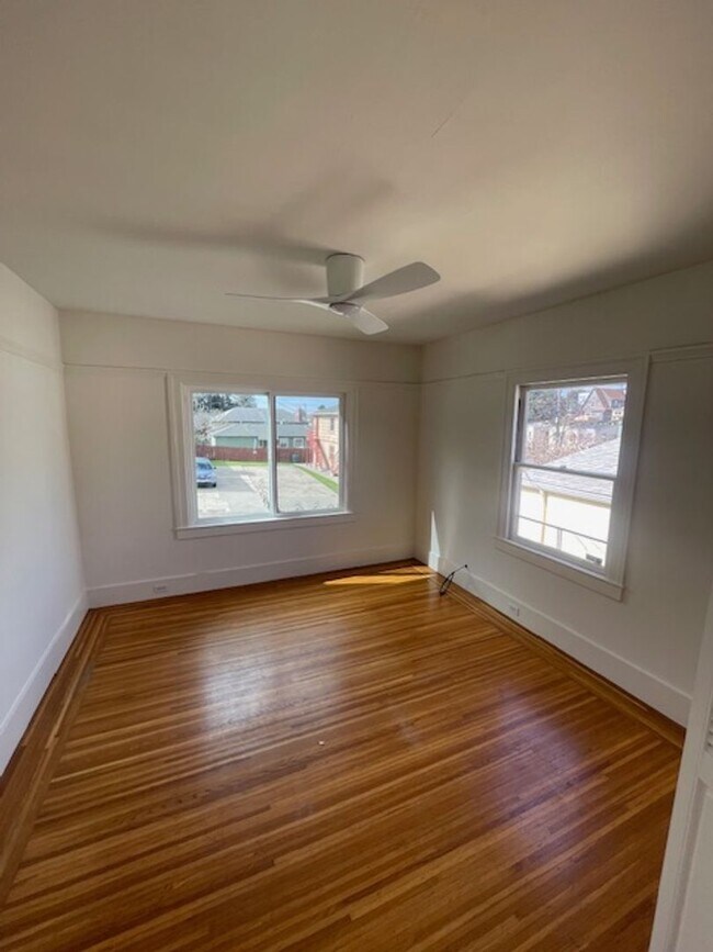 Building Photo - Great House in Oakland! 2 Beds, 1 Bath