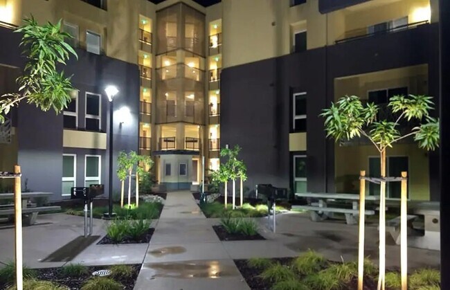 Building Photo - 200 E 10th St