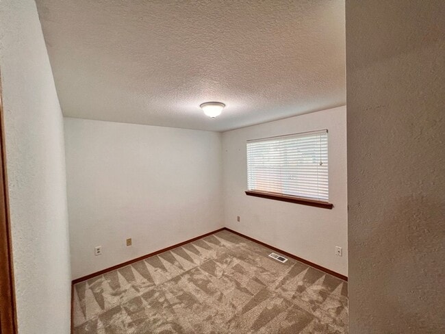 Building Photo - 3Bed 2Bath Single Level Avail. April 7th Move-In