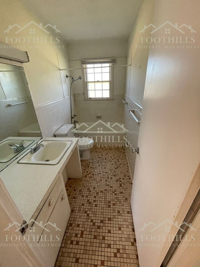 Building Photo - 3-Bedroom Brick Home in Top School Distric...