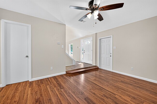 Building Photo - 813 Lakeview Dr