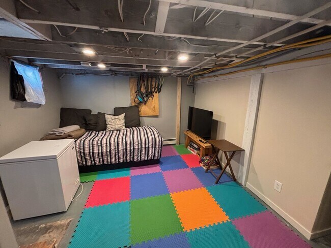 Building Photo - Duluth MN - Single Family Home - 4 Bed - 2...