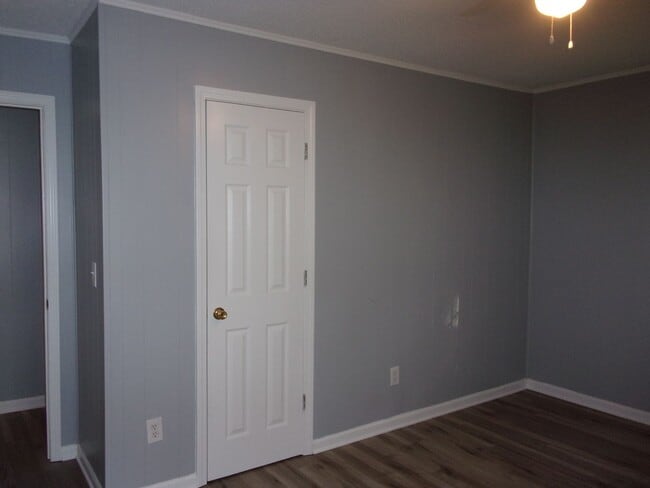 Building Photo - 3 Bedroom 1 Bath Home Recently Updated