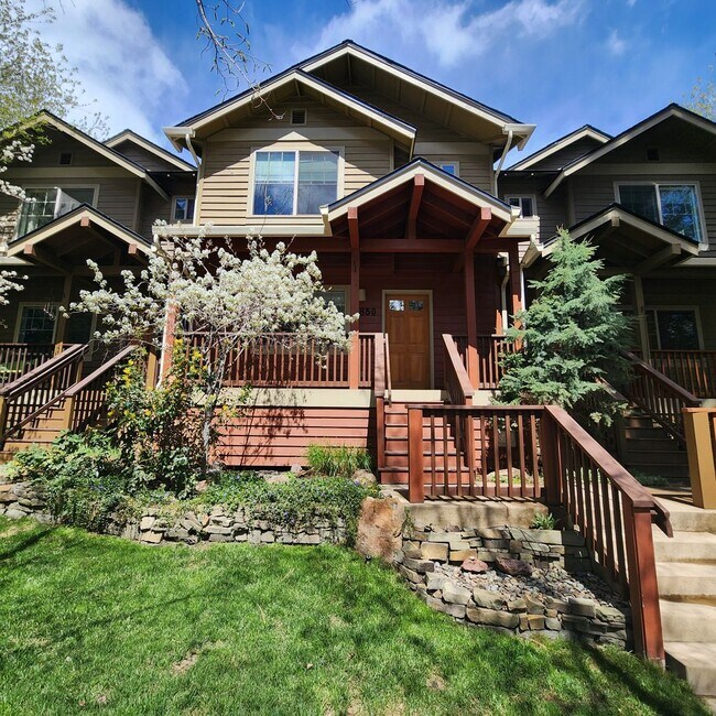Primary Photo - Beautiful 2 Bed/2.5 Bath Townhome on Bend'...