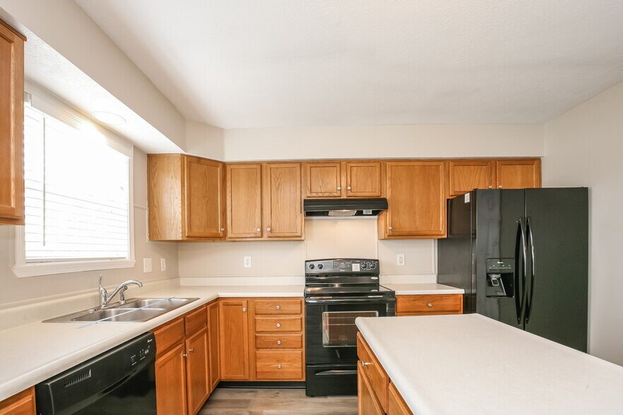 Building Photo - 8538 Baypointe Dr