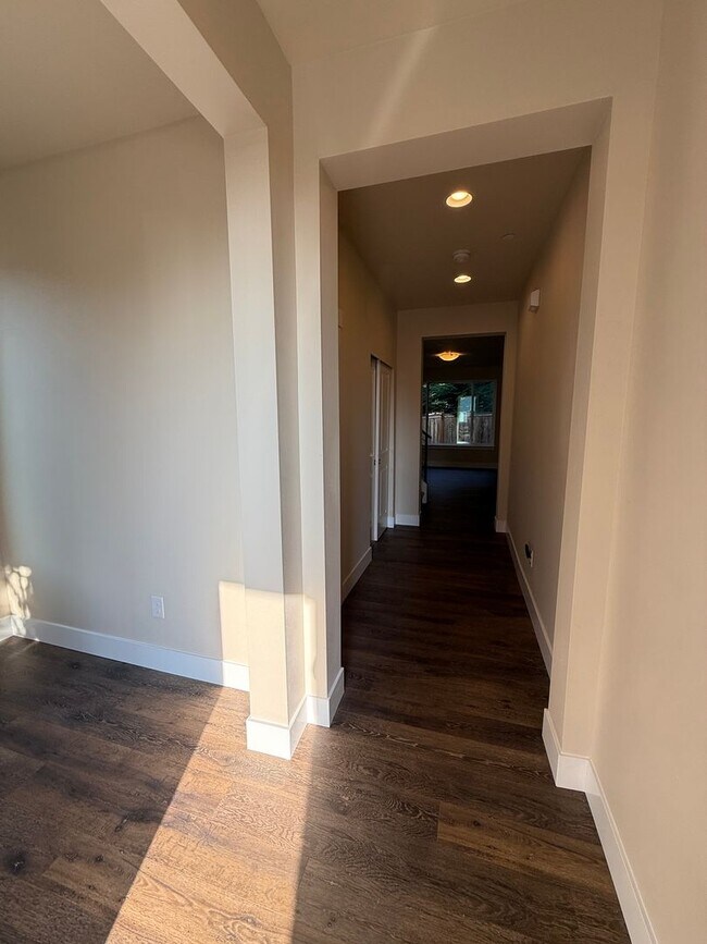 Building Photo - Modern 4 Bed, 3.5 Bath Lynnwood Home – Pri...
