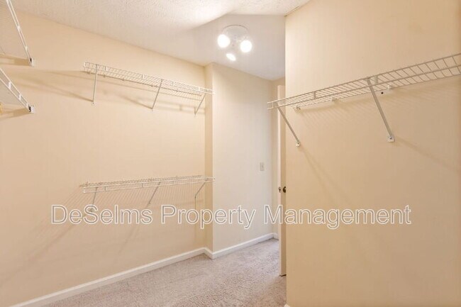 Building Photo - 236 Burgandy Hill Rd