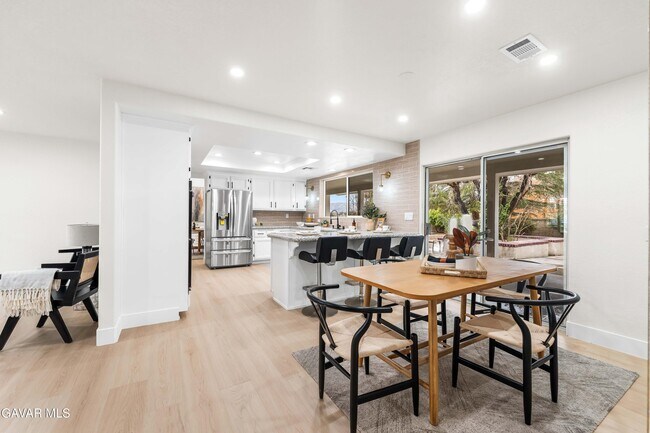 Building Photo - 41901 Cll Clarita