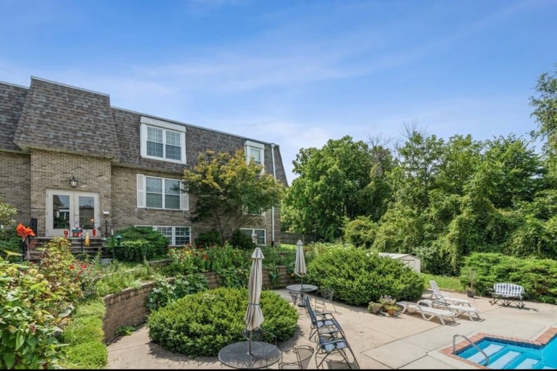 Building Photo - 1100 E 6th St