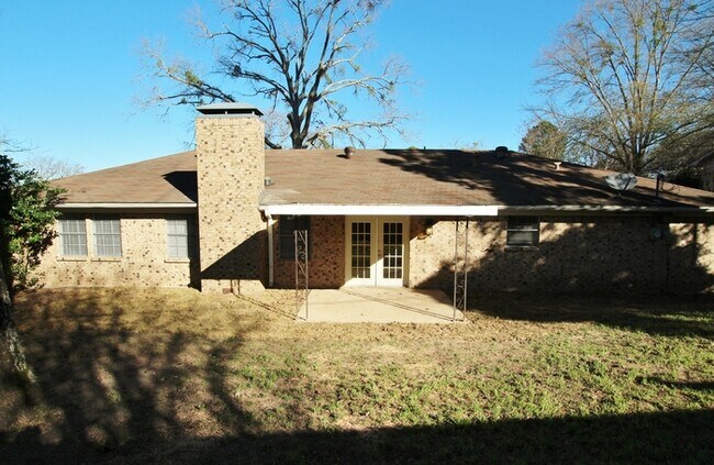 Building Photo - Available Now: Stunning 4-bedroom, 2-bath ...