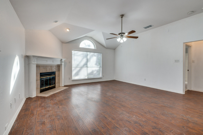 Building Photo - 910 Harwood Ct