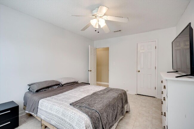 Building Photo - Fully Furnished Home