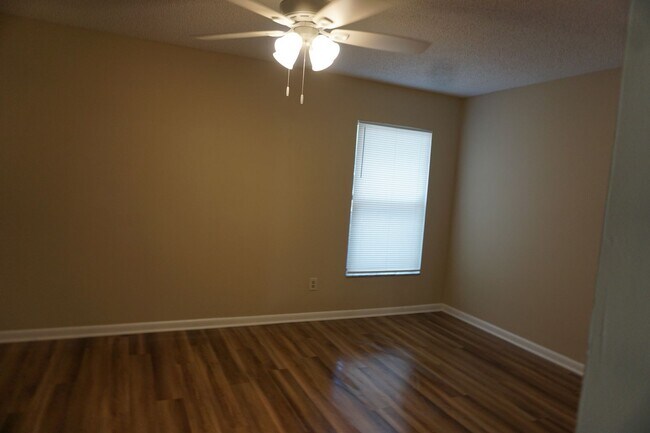 Building Photo - 2 Bedroom End Unit Townhome Near NAS