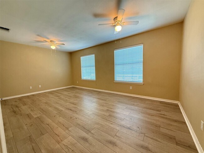 Building Photo - 211 Riata