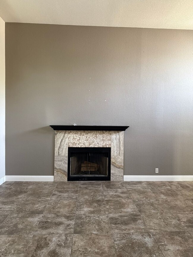Building Photo - Crystal Lake Home For Rent