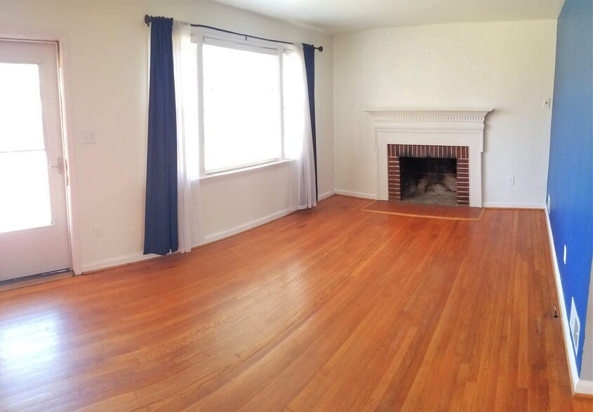 Living Room - 1921 Wilmington Ave