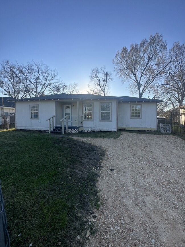 Building Photo - 6713 Greenhurst St