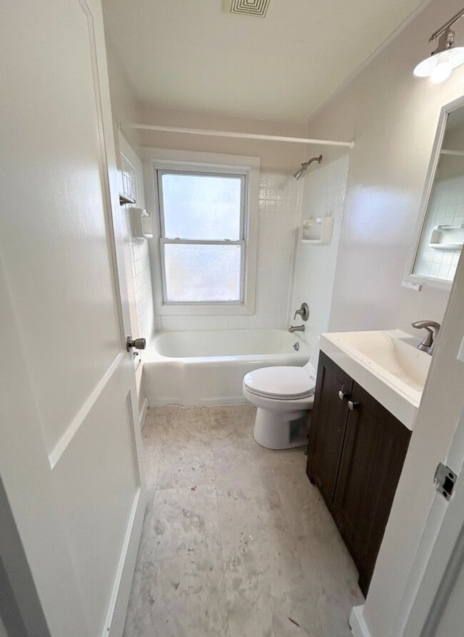 Building Photo - 4 Bed 2 Bath House on East Campus