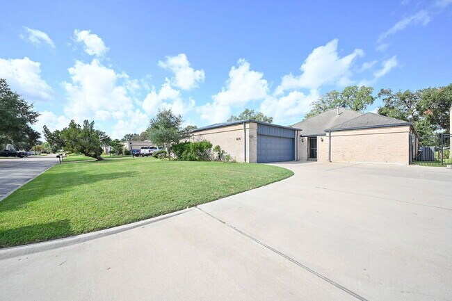Building Photo - 414 Fox Briar Ln