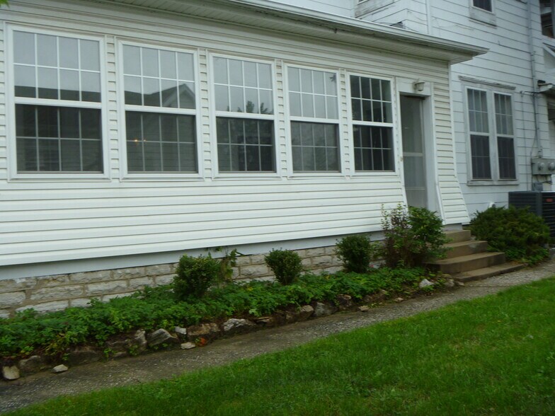 Building Photo - 916 W 3rd St