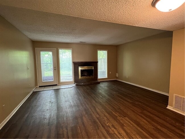 Building Photo - 2043 E Oaks Dr