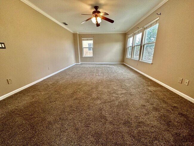 Building Photo - Must See This Beautiful 4 Bedroom 3 Bathro...