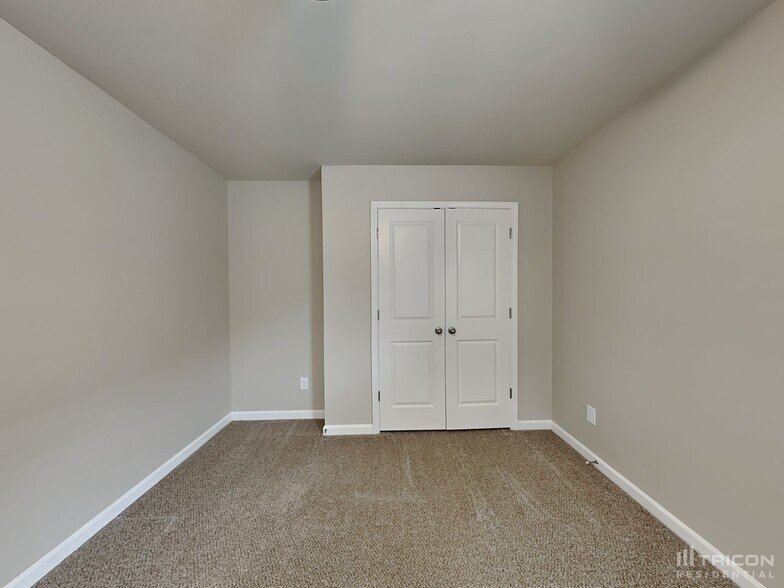 Building Photo - 216 Spring Knoll Dr