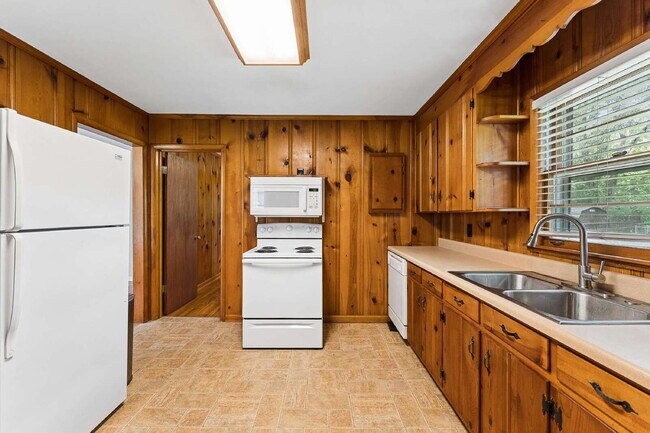 Building Photo - "Charming 3-Bedroom Retreat with Spacious Living in Murfreesboro!"