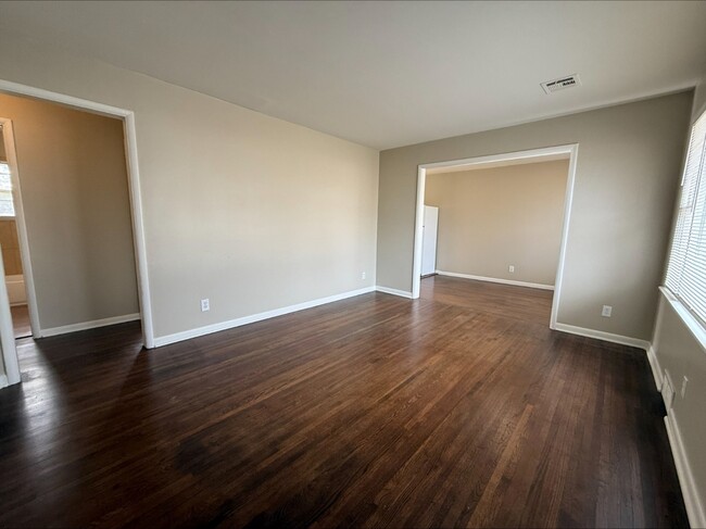 Building Photo - 1908 W 47th Pl