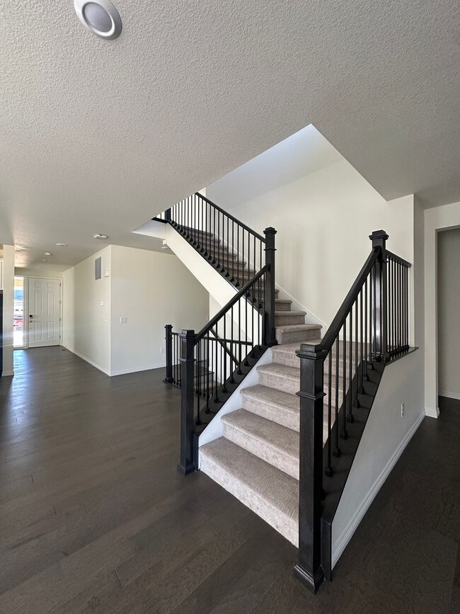 Building Photo - 4-bedroom Single Family Home in Broomfield