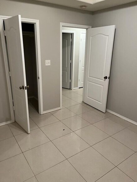 Building Photo - 720 S Logan Dr