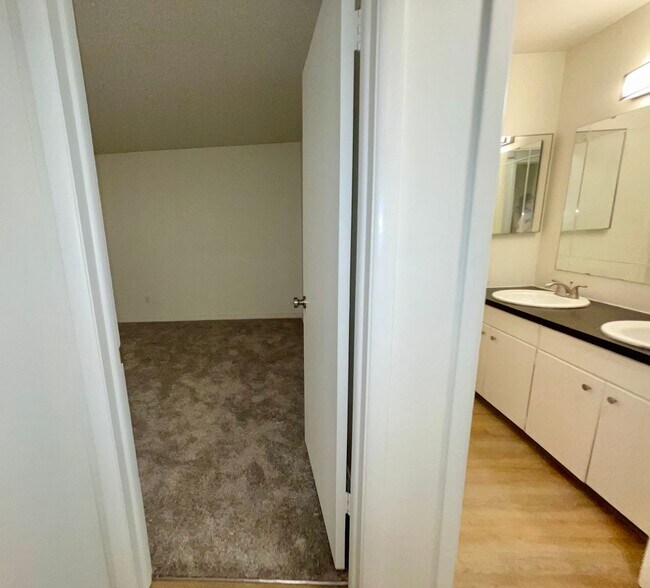 Building Photo - RENOVATED 2BD/1BA MILLWOOD APARTMENT | A/C | COVERED PARKING | PET FRIENDLY | AVAIL APRIL 15, 2026