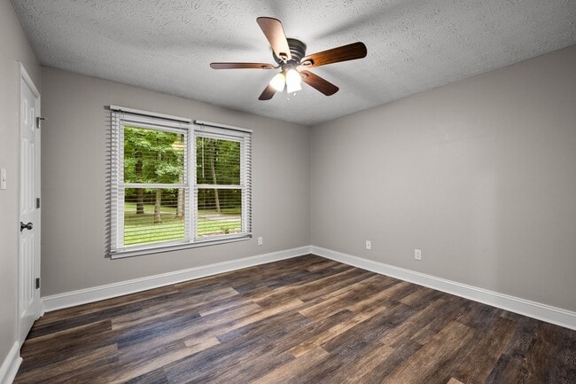 Building Photo - Updated 3BR Home on 1.36 Acres in Whitewater School District