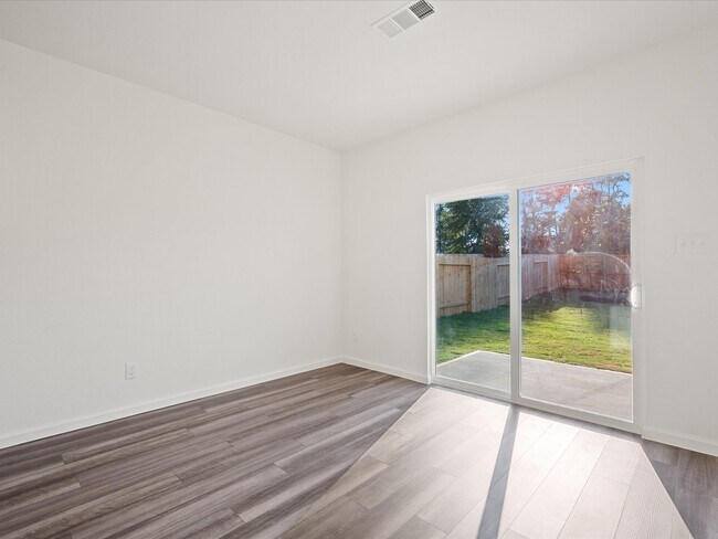 Building Photo - 608 Craven St
