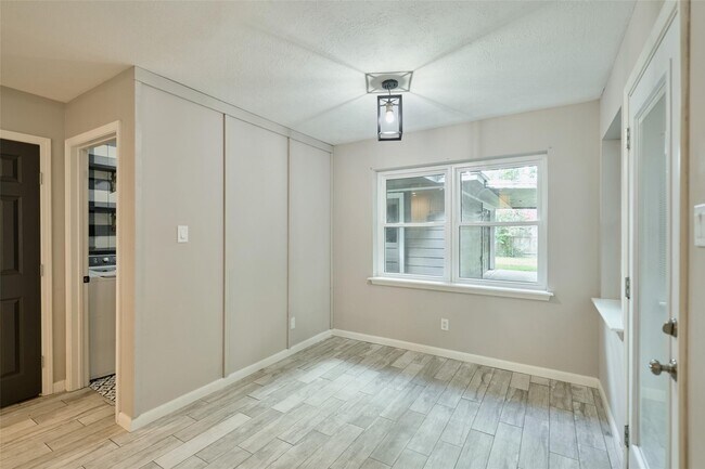 Building Photo - 725 River Plantation Dr