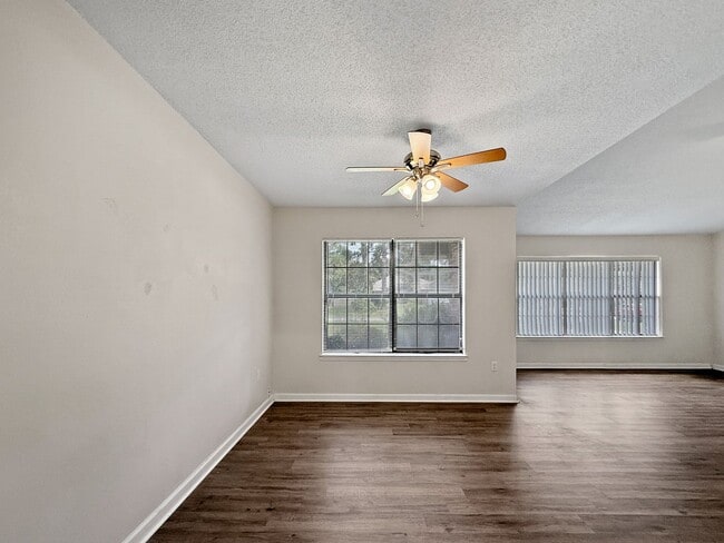 Building Photo - Charming Navarre Home with Hardwood Floors...