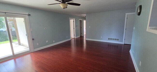 Building Photo - 715 SW Graystone Dr