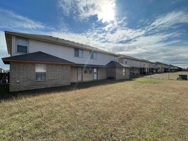 Building Photo - 4411 Jeff Scott Dr