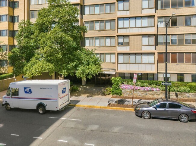 Building Photo - 522 21st St NW