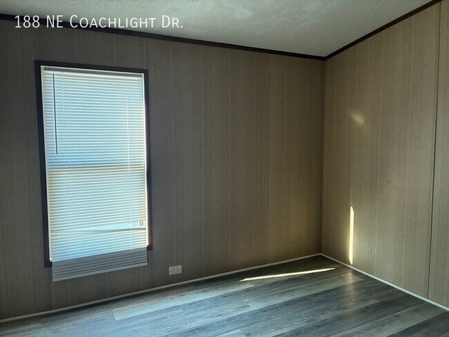 Building Photo - 188 Coachlight Dr