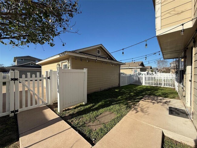 Building Photo - 520 Rolling Oak Dr