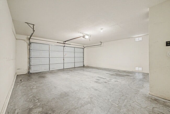Building Photo - 41704 W Sunland Dr