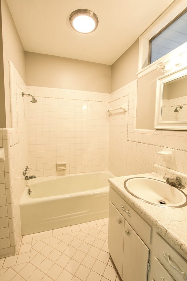 Building Photo - Spacious 4 Bedroom Home